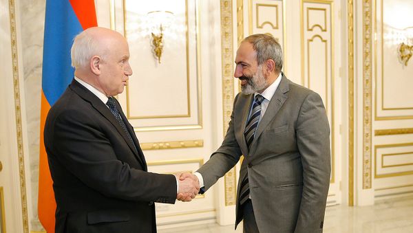 Премьер-министр Армении Никол Пашинян принял исполнительного секретаря СНГ Сергея Лебедева (6 июля 2018). Еревaн - Sputnik Армения