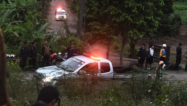 Скорая помощь и автомобиль сопровождения на месте спасательных работ около пещеры Тхам Луанг (8 июля 2018). Таиланд - Sputnik Армения