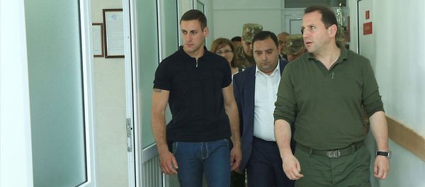 Министр обороны Армении Давид Тоноян посетил сисианский медицинский центр (6 июля 2018). Сисиан - Sputnik Армения