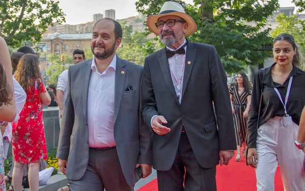 Министр образования и науки Араик Арутюнян и директор фестиваля Арутюн Хачатрян на красной дорожке 15-го кинофестиваля Золотой абрикос (8 июля 2018). Еревaн Министр образования и науки Араик Арутюнян и директор фестиваля Арутюн Хачатрян на красной дорожке 15-го кинофестиваля Золотой абрикос (8 июля 2018). Еревaн - Sputnik Армения