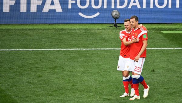 Футболисты сборной России Денис Черышев и Артем Дзюба в матче чемпионата мира по футболу между сборными России и Саудовской Аравии (14 июня 2018). Москвa - Sputnik Армения