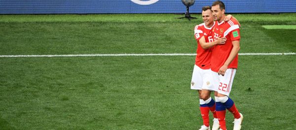 Футболисты сборной России Денис Черышев и Артем Дзюба в матче чемпионата мира по футболу между сборными России и Саудовской Аравии (14 июня 2018). Москвa - Sputnik Армения