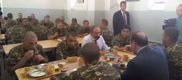 Премьер-министр и министр обороны пообедали вместе с новобранцами в центральном сборном пункте Премьер-министр и министр обороны пообедали вместе с новобранцами в центральном сборном пункте - Sputnik Армения