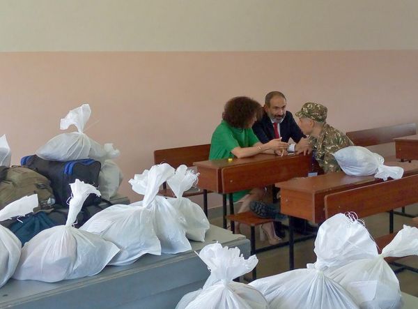 Никол Пашинян с женой Анной провожает сына в армию (9 июля 2018). Еревaн - Sputnik Армения