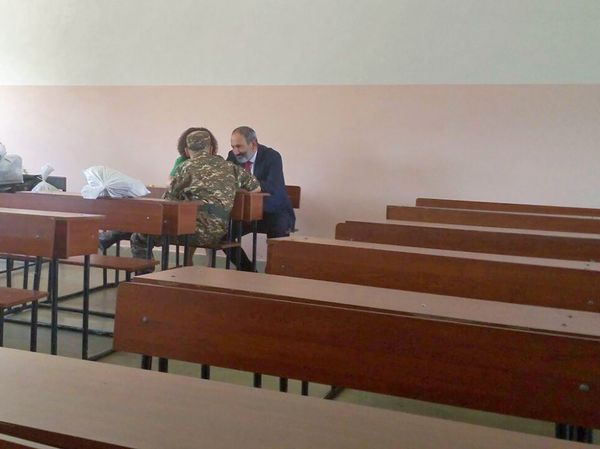 Никол Пашинян с женой Анной провожает сына в армию (9 июля 2018). Еревaн - Sputnik Армения