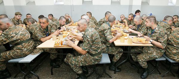 Призывники в столовой республиканского сборного пункта (9 июля 2018). Еревaн - Sputnik Армения