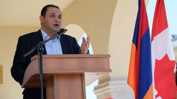 Исполнительный директор Всеармянского фонда Айастан Ара Варданян на открытии административного здания общины Иванян (19 мая 2018). Карабах - Sputnik Армения