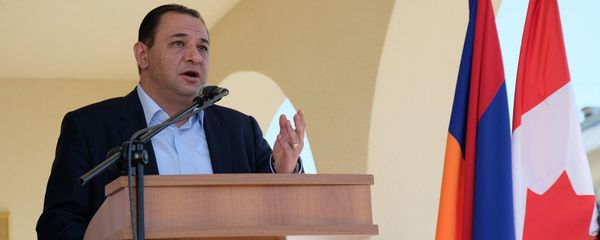 Исполнительный директор Всеармянского фонда Айастан Ара Варданян на открытии административного здания общины Иванян (19 мая 2018). Карабах - Sputnik Արմենիա