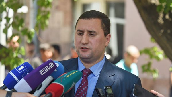 Брифинг заместителя министра обороны Армении Габриеля Балаяна в республиканском сборном пункте (10 июля 2018). Еревaн - Sputnik Արմենիա