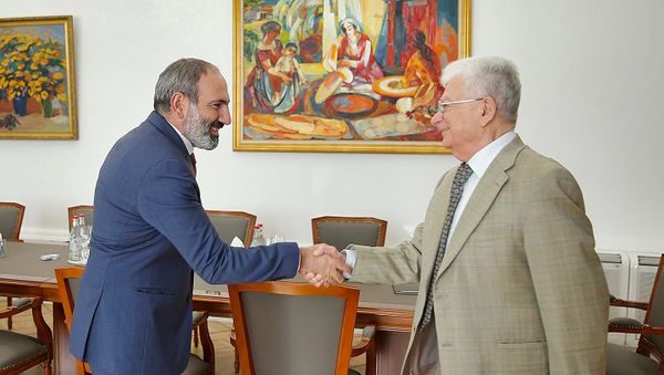 Премьер-министр Армении Никол Пашинян принял научного руководителя Лаборатории ядерных реакций имени Флерова Объединенного института ядерных исследований Юрия Оганесяна (10 июля 2018). Еревaн - Sputnik Армения