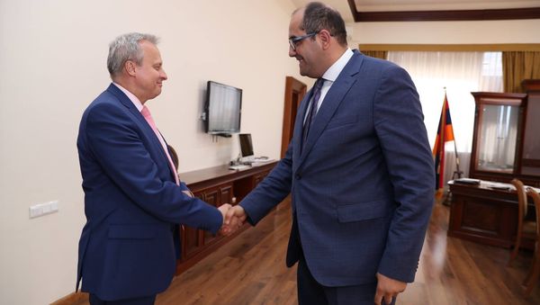 Министр по чрезвычайным ситуациям Армении Грачья Ростомян принял посла РФ в РА Сергея Копыркина (10 июля 2018). Еревaн - Sputnik Армения