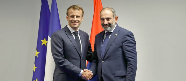 Встреча премьер-министра Армении Никола Пашиняна и Президента Франции Эммануэля Макрона накануне двусторонней встречи на полях саммита НАТО (11 июля 2018). Брюссель - Sputnik Արմենիա