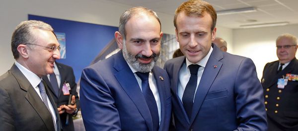 Встреча премьер-министра Армении Никола Пашиняна и Президента Франции Эммануэля Макрона на полях саммита НАТО (11 июля 2018). Брюссель - Sputnik Армения