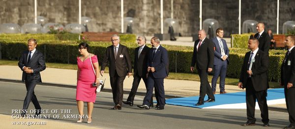 Премьер-министр Армении Никол Пашинян перед ужином стран-партнеров НАТО (11 июля 2018). Брюссель Премьер-министр Армении Никол Пашинян перед ужином стран-партнеров НАТО (11 июля 2018). Брюссель - Sputnik Армения