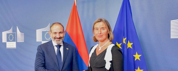 Премьер-министр Армении Никол Пашинян встретился с вице-председателем Еврокомиссии Федерикой Могерини (11 июля 2018). Брюссель Премьер-министр Армении Никол Пашинян встретился с вице-председателем Еврокомиссии Федерикой Могерини (11 июля 2018). Брюссель - Sputnik Армения