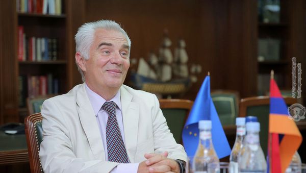 Глава делегации ЕС Петр Свитальски на приеме у министра обороны Армении Давида Тонояна (10 июля 2018). Еревaн - Sputnik Армения