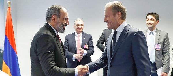Премьер-министр Армении Никол Пашинян встретился с Председателем Европейского совета Дональдом Туском (12 июля 2018). Брюссель Премьер-министр Армении Никол Пашинян встретился с Председателем Европейского совета Дональдом Туском (12 июля 2018). Брюссель - Sputnik Армения