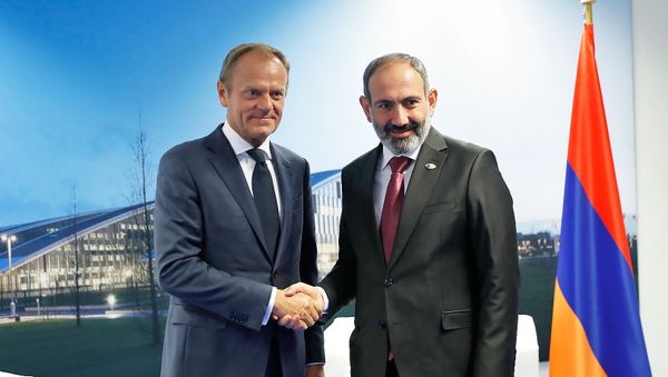 Премьер-министр Армении Никол Пашинян встретился с Председателем Европейского совета Дональдом Туском (12 июля 2018). Брюссель - Sputnik Армения