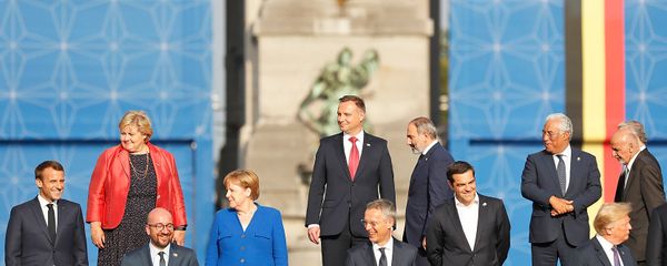 Участники саммита глав государств и глав правительств стран-участниц НАТО у Триумфальной арки в парке пятидесятилетия (11 июля 2018). Брюссель Участники саммита глав государств и глав правительств стран-участниц НАТО у Триумфальной арки в парке пятидесятилетия (11 июля 2018). Брюссель - Sputnik Армения