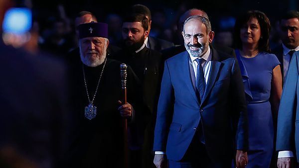 Премьер-министр Армении Никол Пашинян и Католикос Гарегин II на праздничном концерте, приуроченном к 100-летию провозглашения Первой Республики (28 мая 2018). Еревaн - Sputnik Армения