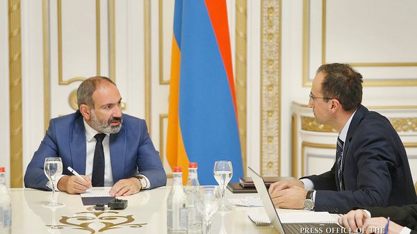Премьер-министр Армении Никол Пашинян и министр здравоохранения Арсен Торосян на совещании по теме улучшения сферы здравоохранения (16 июля 2018). Еревaн - Sputnik Армения