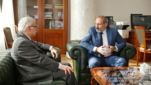 Премьер-министр Армении Никол Пашинян принял врио исполнительного директора Всеармянского фонда Айастан Петроса Терзикяна (16 июля 2018). Еревaн Премьер-министр Армении Никол Пашинян принял врио исполнительного директора Всеармянского фонда Айастан Петроса Терзикяна (16 июля 2018). Еревaн - Sputnik Армения