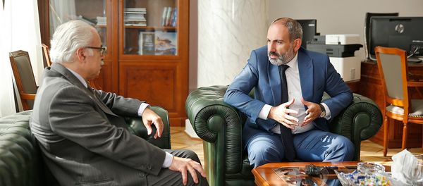 Премьер-министр Армении Никол Пашинян принял врио исполнительного директора Всеармянского фонда Айастан Петроса Терзикяна (16 июля 2018). Еревaн - Sputnik Армения