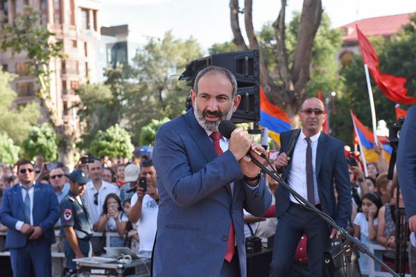 Премьер-министр Армении Никол Пашинян во время официального открытия памятника Араму Манукяну (17 июля 2018). Еревaн - Sputnik Армения