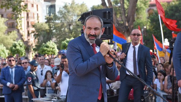 Премьер-министр Армении Никол Пашинян во время официального открытия памятника Араму Манукяну (17 июля 2018). Еревaн - Sputnik Армения
