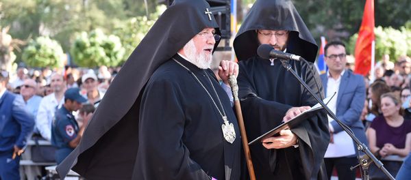 Католикос Гарегин II во время официального открытия памятника Араму Манукяну (17 июля 2018). Еревaн Католикос Гарегин II во время официального открытия памятника Араму Манукяну (17 июля 2018). Еревaн - Sputnik Արմենիա