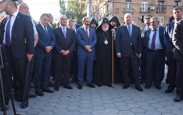 Երևանում բացվեց Արամ Մանուկյանի արձանը - Sputnik Արմենիա