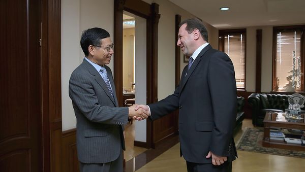 Министр обороны Армении Давид Тоноян встретился с чрезвычайным и полномочным послом Китайской Народной Республики в Армении Тянем Эрлуном (17 июля 2018). Еревaн - Sputnik Армения