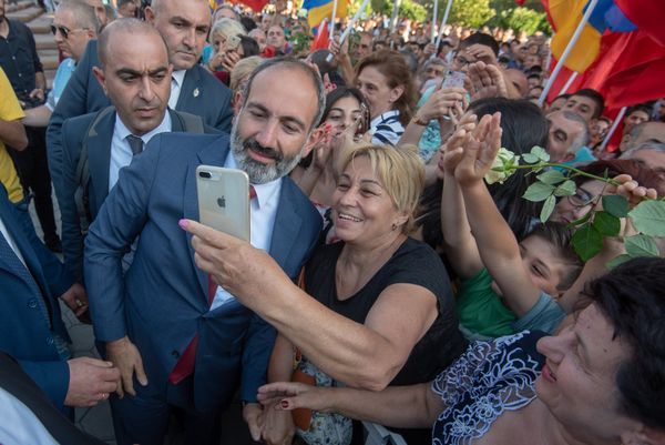 Премьер-министр Армении Никол Пашинян во время официального открытия памятника Араму Манукяну (17 июля 2018). Еревaн - Sputnik Армения