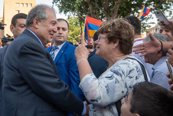 Президент Армении Армен Саркисян во время официального открытия памятника Араму Манукяну (17 июля 2018). Еревaн - Sputnik Армения