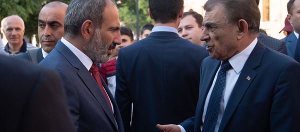 Беседса премьер-министра и спикера НС Армении Никола Пашиняна и Ара Баблояна во время официального открытия памятника Араму Манукяну (17 июля 2018). Еревaн - Sputnik Արմենիա
