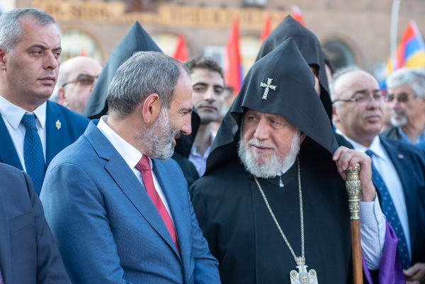 Премьер-министр Армении Никол Пашинян и католикос Гарегин II во время официального открытия памятника Араму Манукяну (17 июля 2018). Еревaн - Sputnik Армения