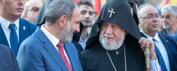 Премьер-министр Армении Никол Пашинян и католикос Гарегин II во время официального открытия памятника Араму Манукяну (17 июля 2018). Еревaн - Sputnik Արմենիա
