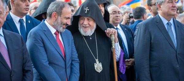 Премьер-министр Никол Пашинян, Католикос Гарегин II и Президент Армен Саркисян во время официального открытия памятника Араму Манукяну (17 июля 2018). Еревaн Премьер-министр Никол Пашинян, Католикос Гарегин II и Президент Армен Саркисян во время официального открытия памятника Араму Манукяну (17 июля 2018). Еревaн - Sputnik Армения