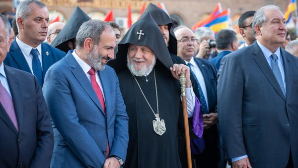 Премьер-министр Никол Пашинян, Католикос Гарегин II и Президент Армен Саркисян во время официального открытия памятника Араму Манукяну (17 июля 2018). Еревaн - Sputnik Армения