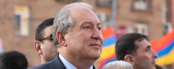 Президент Армении Армен Саркисян во время официального открытия памятника Араму Манукяну (17 июля 2018). Еревaн - Sputnik Армения