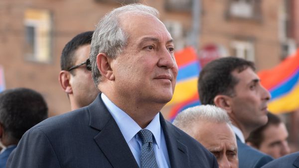 Президент Армении Армен Саркисян во время официального открытия памятника Араму Манукяну (17 июля 2018). Еревaн - Sputnik Армения