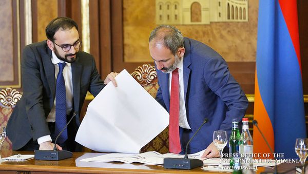 Премьер-министр Армении Никол Пашинян созвал совещание по вопросу озера Севан (17 июля 2018). Еревaн - Sputnik Армения