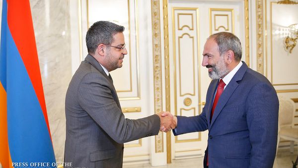 Премьер-министр Армении Никол Пашинян принял чрезвычайного и полномочного посла Сирии в Армении Мохаммеда Хадж Ибрагима (17 июля 2018). Еревaн - Sputnik Армения