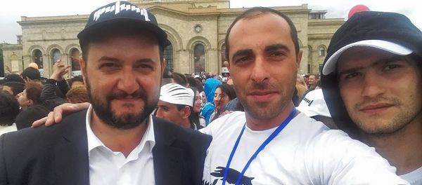Араик Арутюнян, Арташес Джилавян и Нарек Гахраманян во время митинга на площади Республики (8 мая 2018). Еревaн - Sputnik Армения