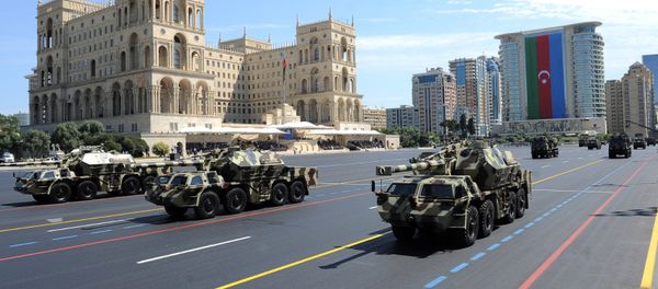 152-мм самоходная пушка-гаубица Дана на военном параде по случаю 100-летия Вооруженных сил Азербайджана (26 июня 2018). Бакy 152-мм самоходная пушка-гаубица Дана на военном параде по случаю 100-летия Вооруженных сил Азербайджана (26 июня 2018). Бакy - Sputnik Արմենիա