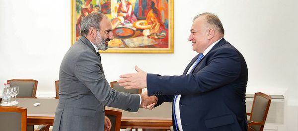 Премьер-министр Армении Никол Пашинян встретился с Шаваршем Карапетяном (18 июля 2018). Еревaн - Sputnik Արմենիա
