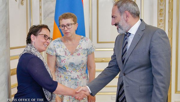 Премьер-министр Армении Никол Пашинян принял экспертов Международного центра переходной юстиции и Фонда Открытого общества (18 июля 2018). Еревaн - Sputnik Армения