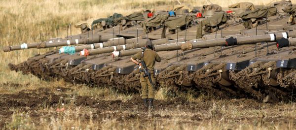 Израильский солдат рядом с танками Merkava Mark IV в районе развертывания вблизи сирийской границы (10 мая 2018). Голанские высоты Израильский солдат рядом с танками Merkava Mark IV в районе развертывания вблизи сирийской границы (10 мая 2018). Голанские высоты - Sputnik Армения