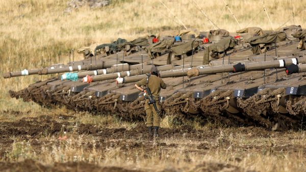 Израильский солдат рядом с танками Merkava Mark IV в районе развертывания вблизи сирийской границы (10 мая 2018). Голанские высоты Израильский солдат рядом с танками Merkava Mark IV в районе развертывания вблизи сирийской границы (10 мая 2018). Голанские высоты - Sputnik Армения