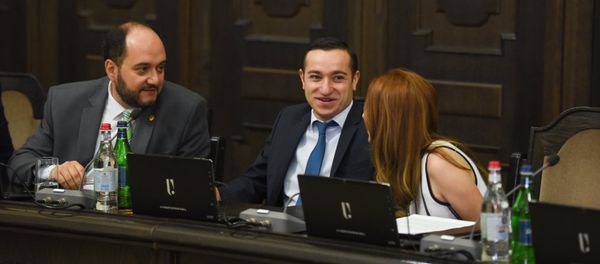 Министры образования и науки Араик Арутюнян, диаспоры Мхитар Айрапетян и культуры Лилит Макунц на заседании правительства Армении (19 июля 2018). Еревaн - Sputnik Արմենիա